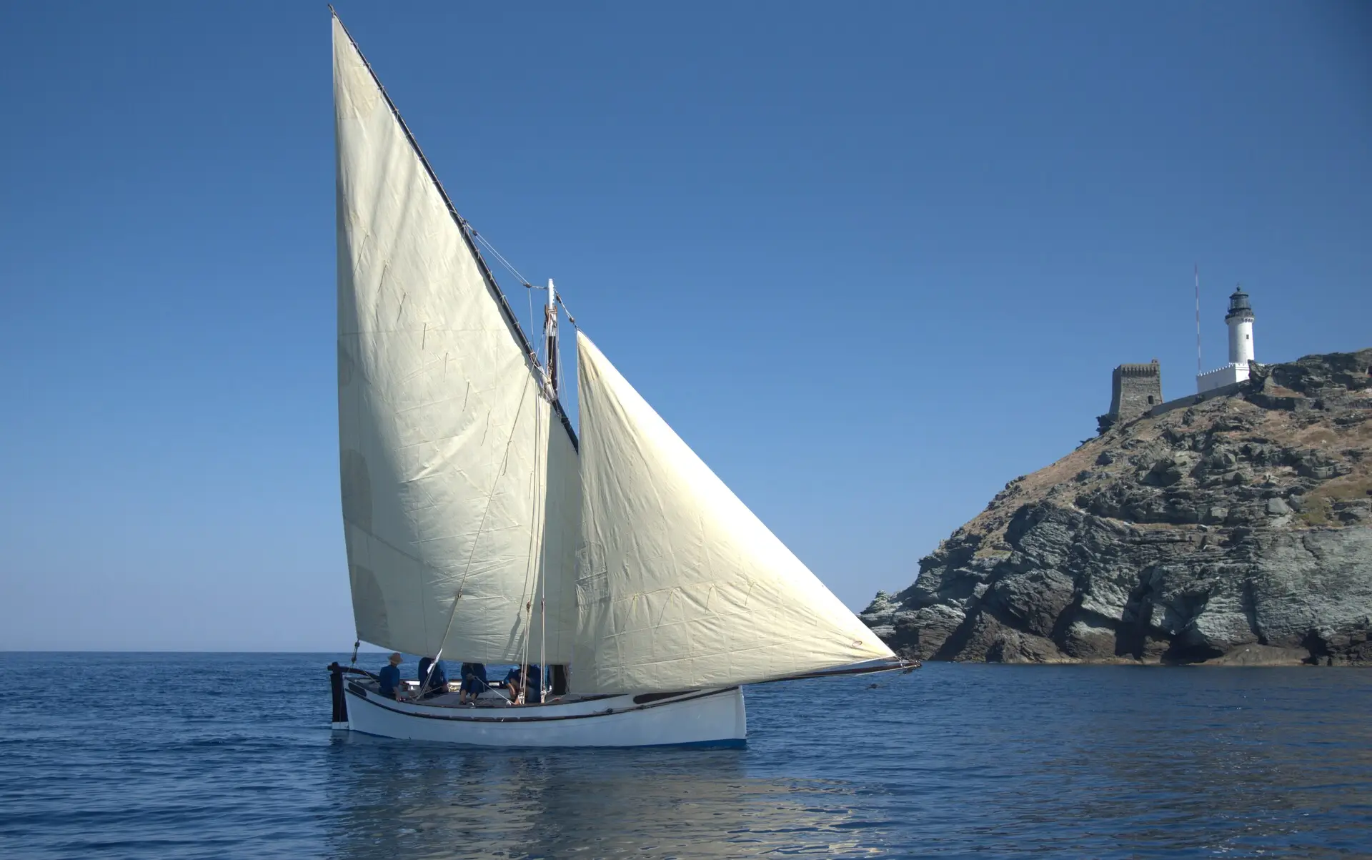 La Sainte Élisabeth sous le phare de la Giraglia au Cap Corse