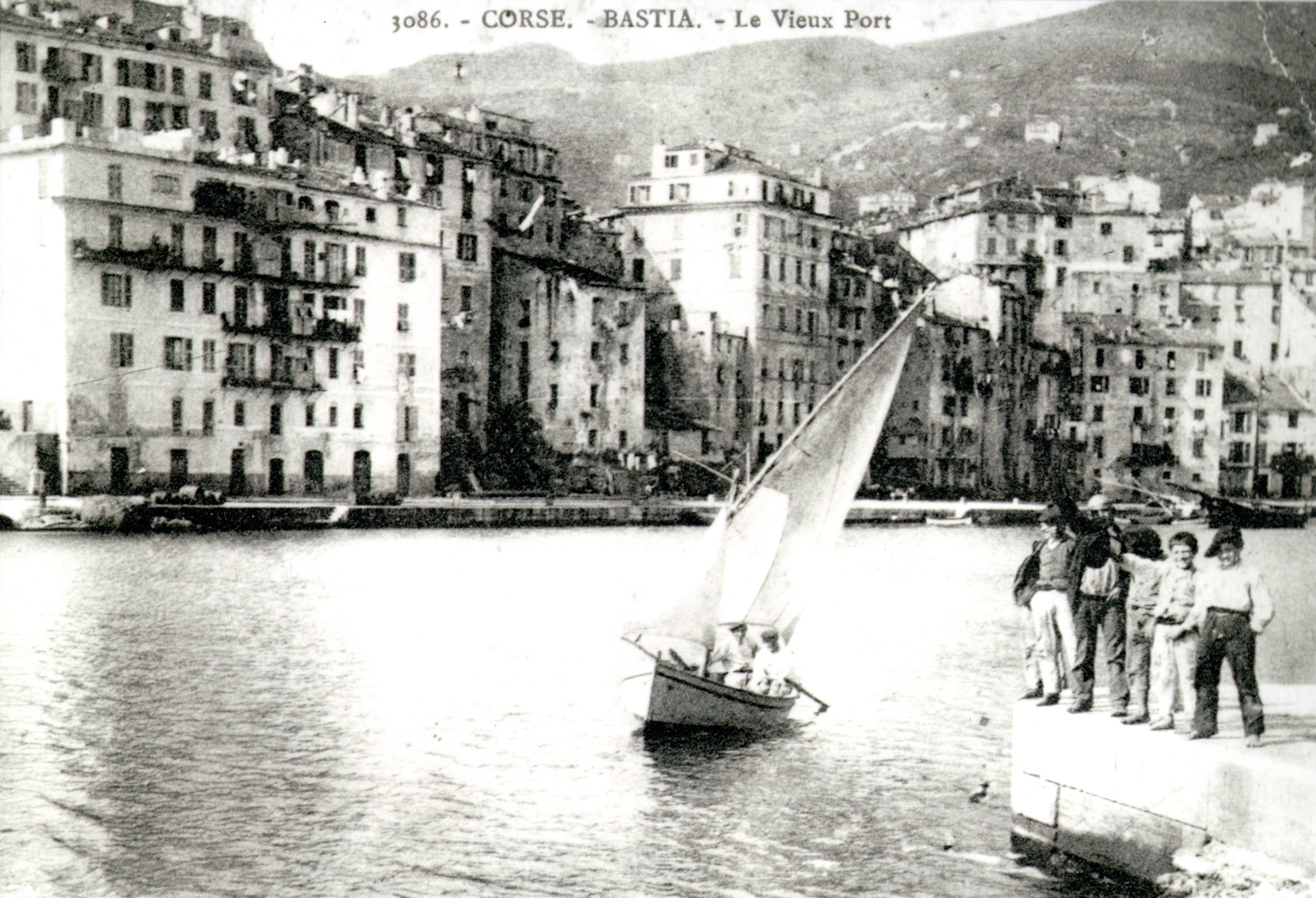 Vieux port de Bastia - Petite voile latine